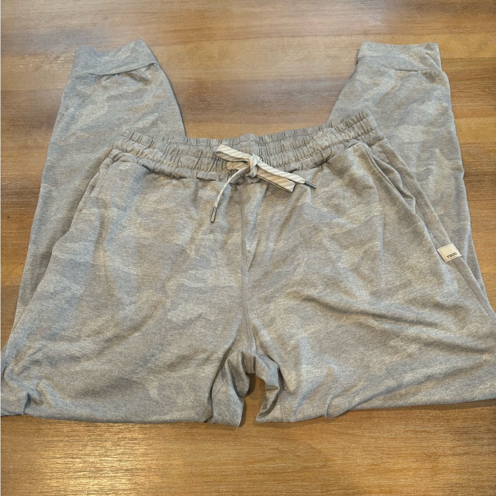 VUORI Light Gray Camo Performance Joggers Size Small. EUC